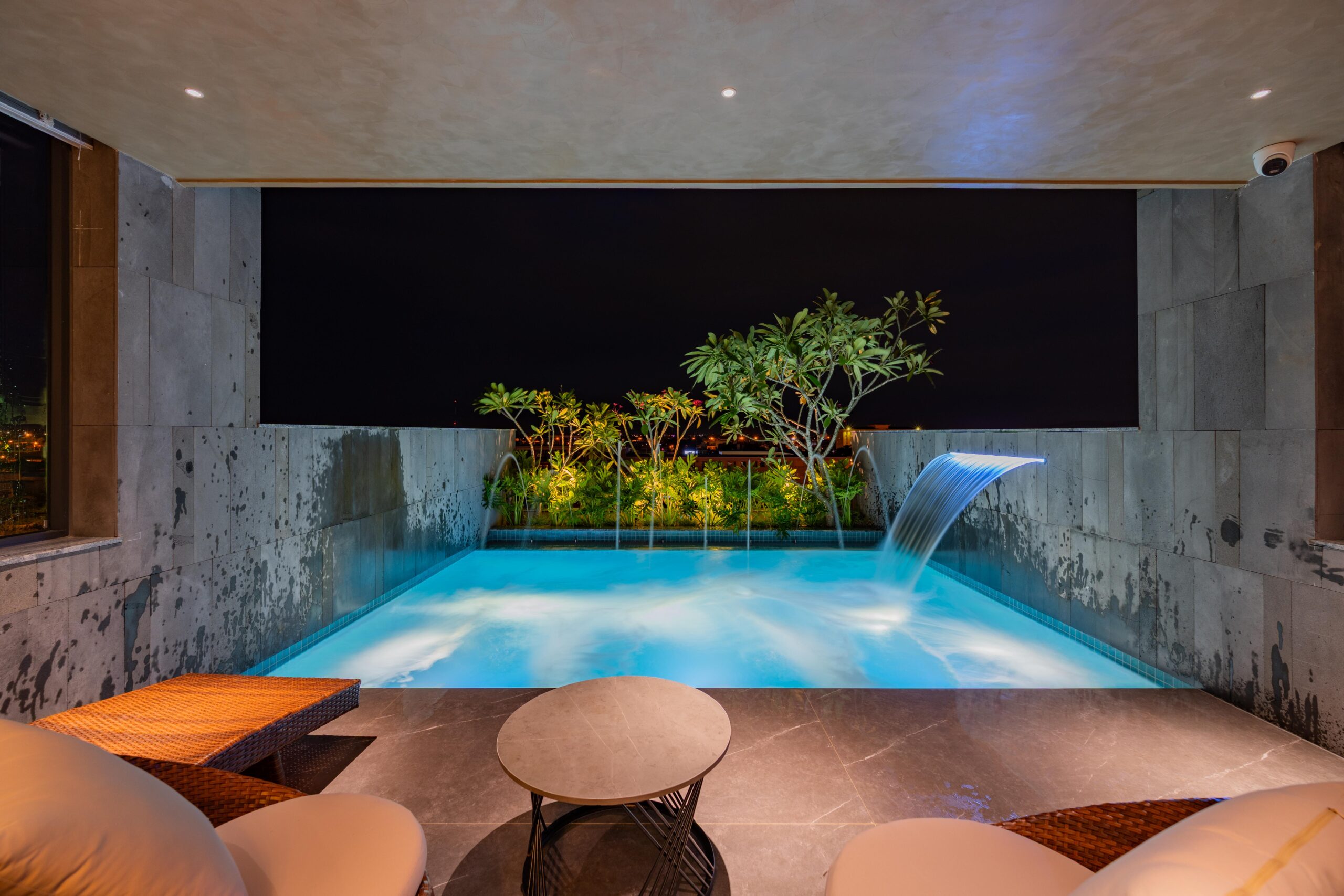 Hình ảnh thi công hồ bơi thực tế - Nguyên Khôi Pool