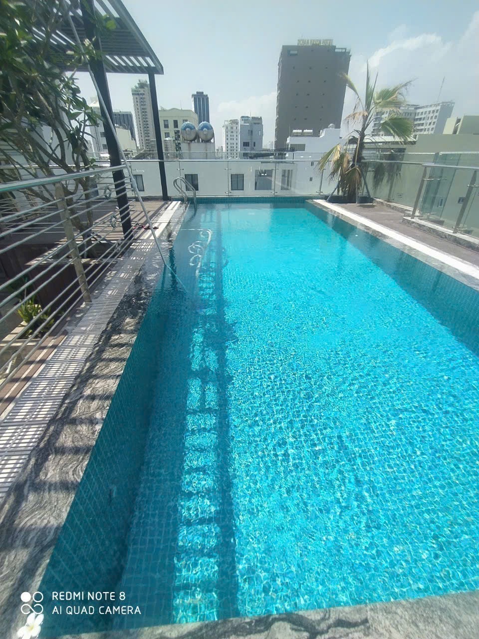 Hồ bơi với không gian sân vườn thư giãn