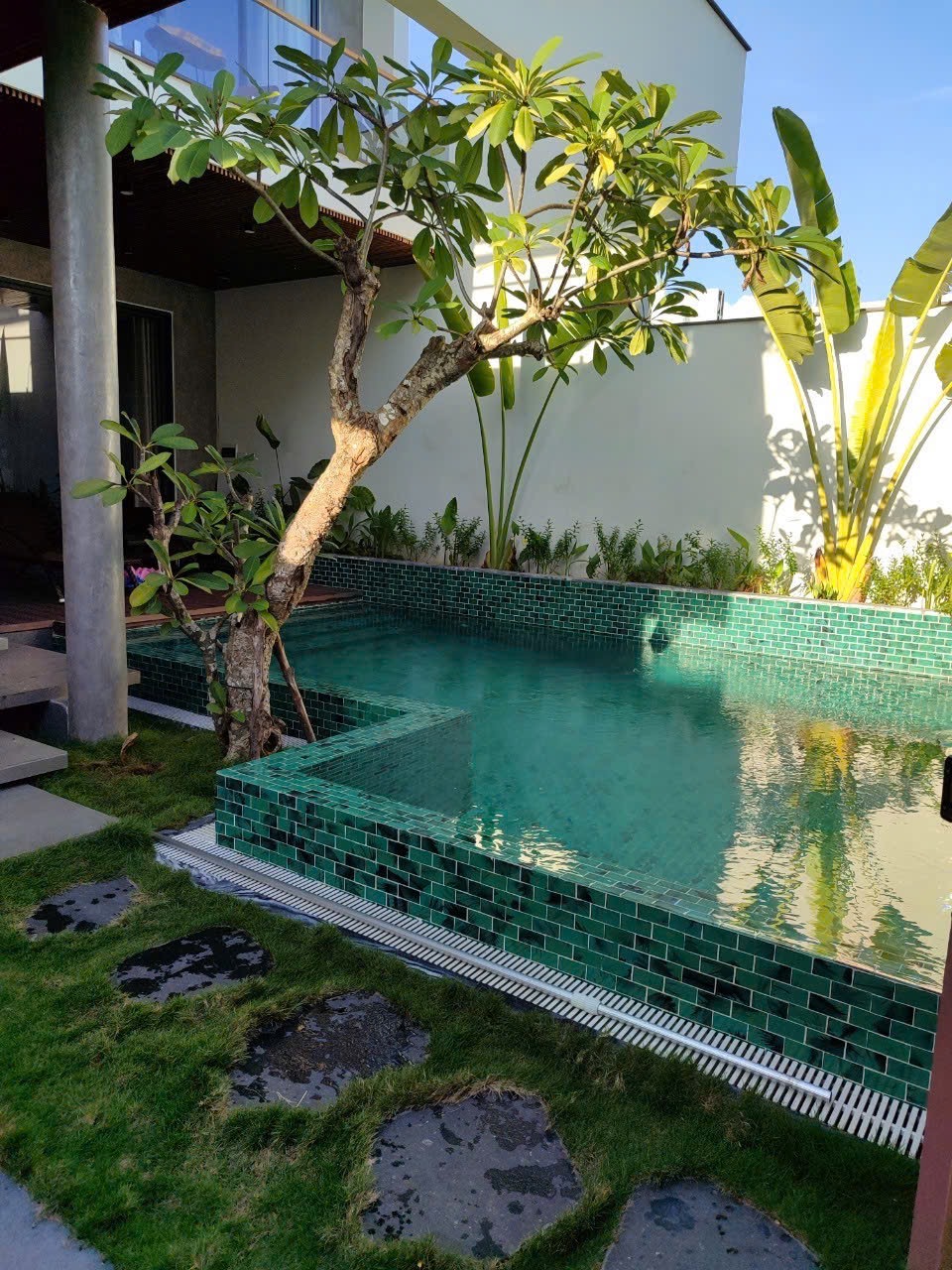 Hồ bơi vận hành ổn định nhờ thiết bị chính hãng
