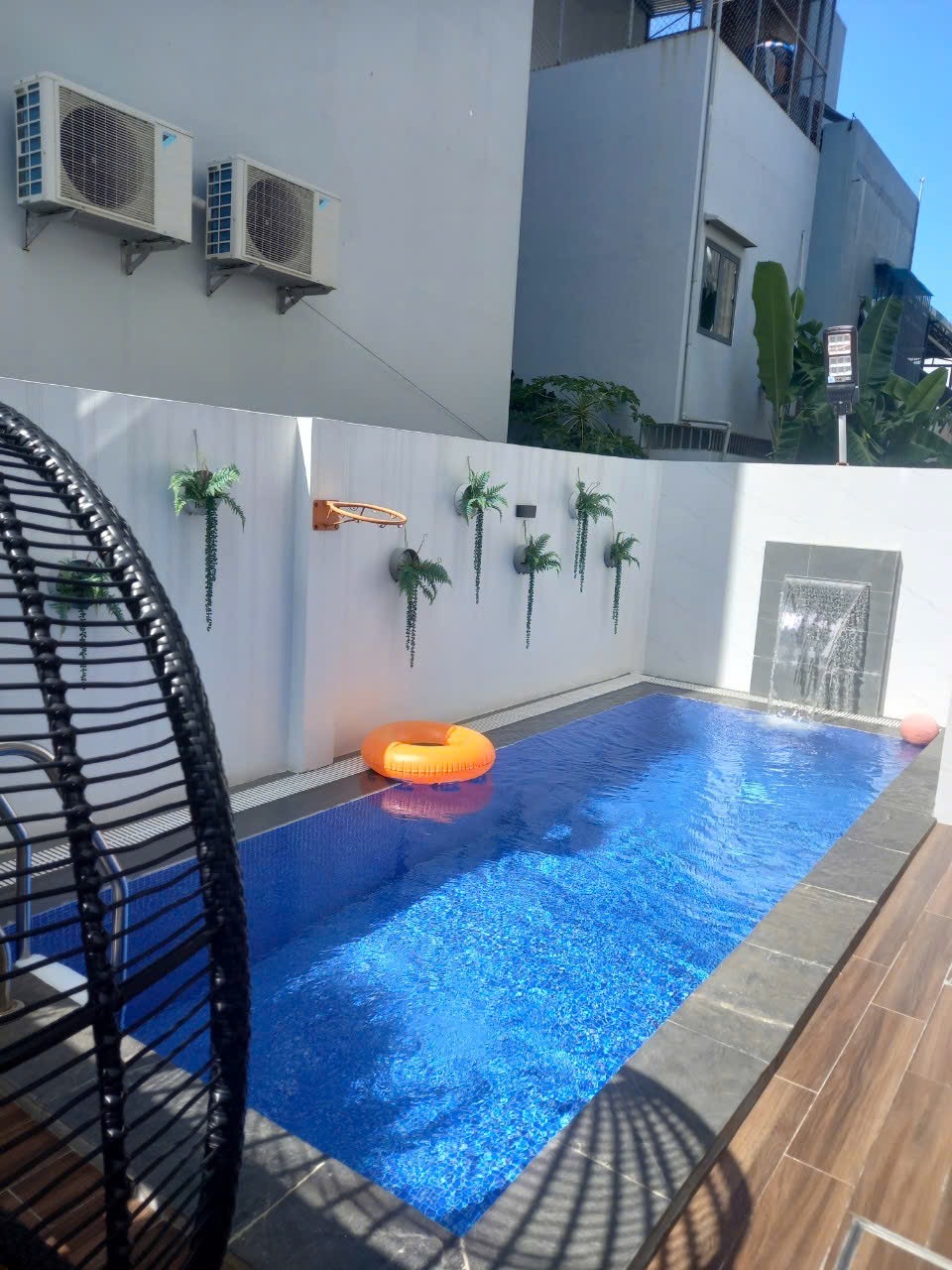 Hồ bơi cũ được cải tạo lại đẹp và bền vững hơn