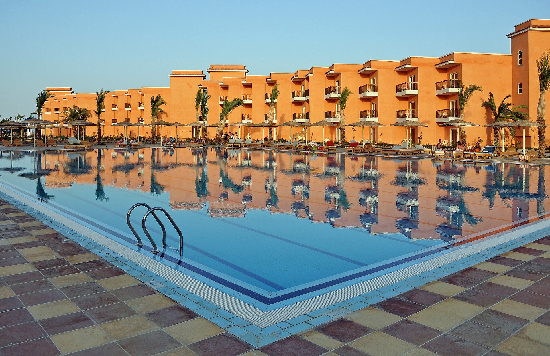 Kỹ thuật viên Nguyên Khôi Pool vệ sinh hồ bơi bị rêu xanh - cách xử lý hồ bơi bị rêu xanh