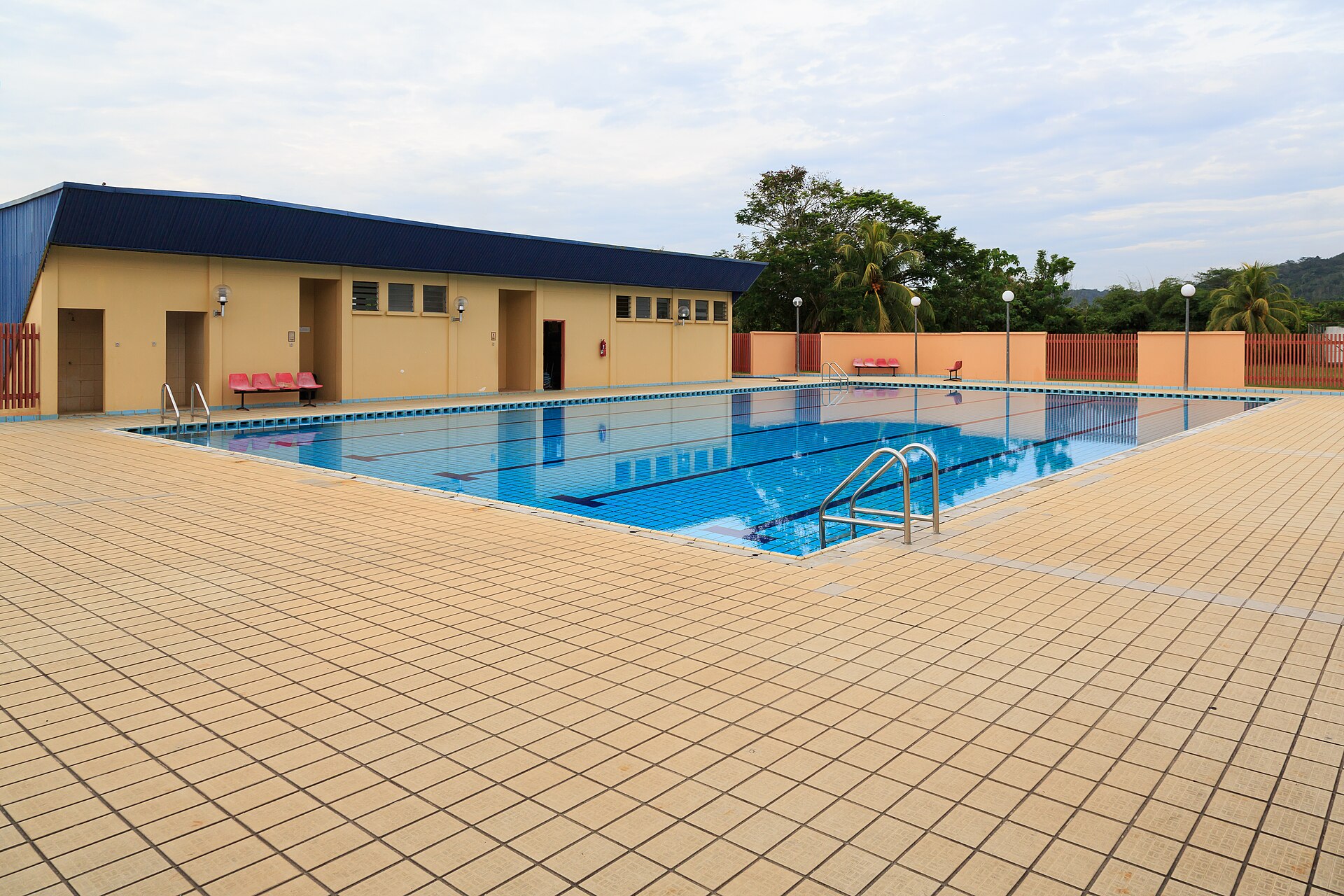 Hồ bơi trong xanh sau khi xử lý rêu tảo tại villa Đà Nẵng - cách xử lý hồ bơi bị rêu xanh