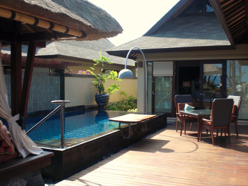 Vật liệu ốp lát hồ bơi cao cấp ảnh hưởng đến báo giá thi công