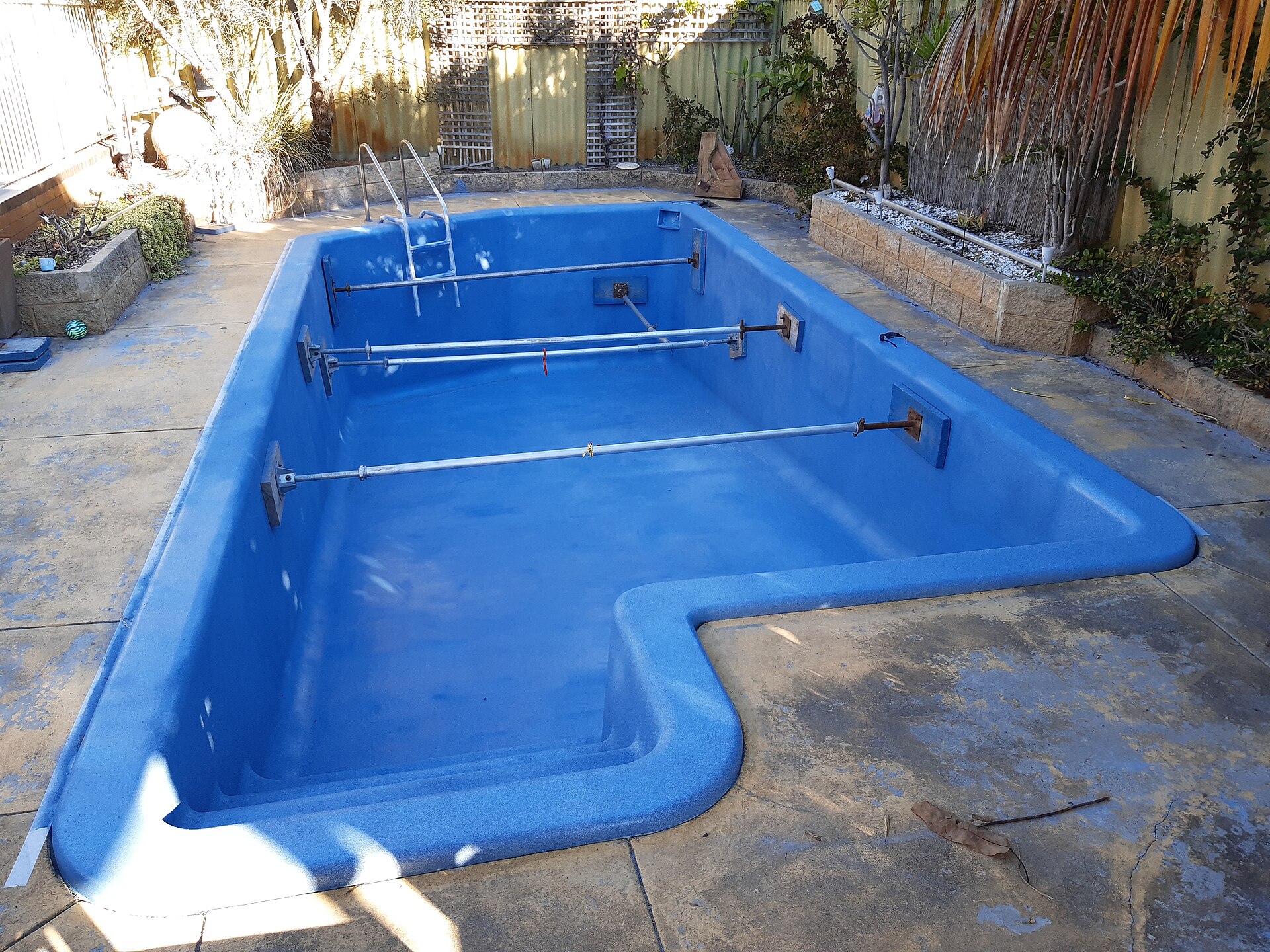 Kỹ thuật viên Nguyên Khôi Pool kiểm tra hóa chất hồ bơi tại Đà Nẵng - vệ sinh hồ bơi đà nẵng